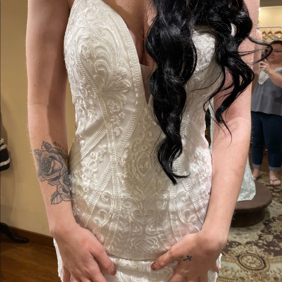 Wedding dress With cathedral veil - Picture 3 of 4